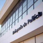 Exterior de delegacia de polícia no DF, representando 10 anos de combate à discriminação com questionamentos sobre efetividade.