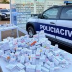 Fachada de farmácia em Brasília com viaturas policiais, representando prisão por venda irregular de anabolizantes e medicamentos controlados.