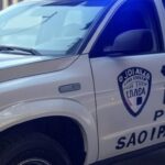Viatura da Polícia Militar de SP em rua urbana, representando prisão por descumprimento de medidas protetivas e intimidação em São Paulo.