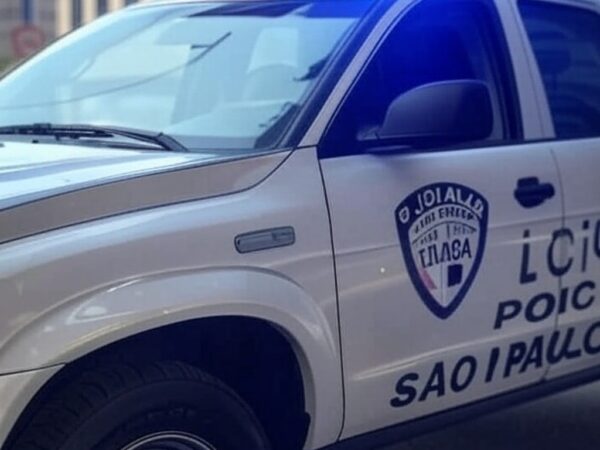 Viatura da Polícia Militar de SP em rua urbana, representando prisão por descumprimento de medidas protetivas e intimidação em São Paulo.