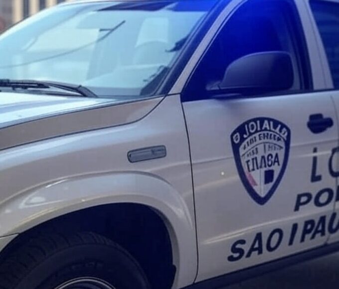 Viatura da Polícia Militar de SP em rua urbana, representando prisão por descumprimento de medidas protetivas e intimidação em São Paulo.