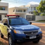 Viatura da polícia em rua do Lago Norte, Brasília, destacando falhas na segurança local após furto de cão Pomerânia.