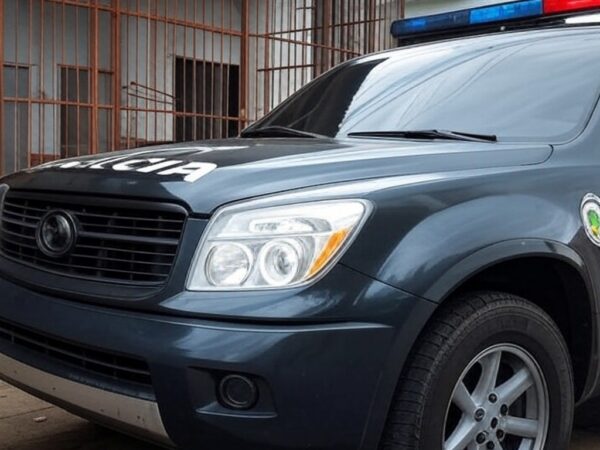 Viatura da polícia em frente a casa precária em Samambaia, representando caso de maus-tratos a cães.