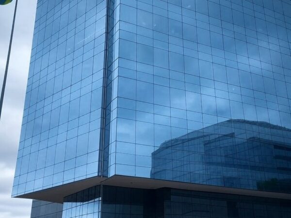 Prédio da sede da Polícia Federal em Brasília, representando ordem ignorada por Eduardo Bolsonaro nos EUA.