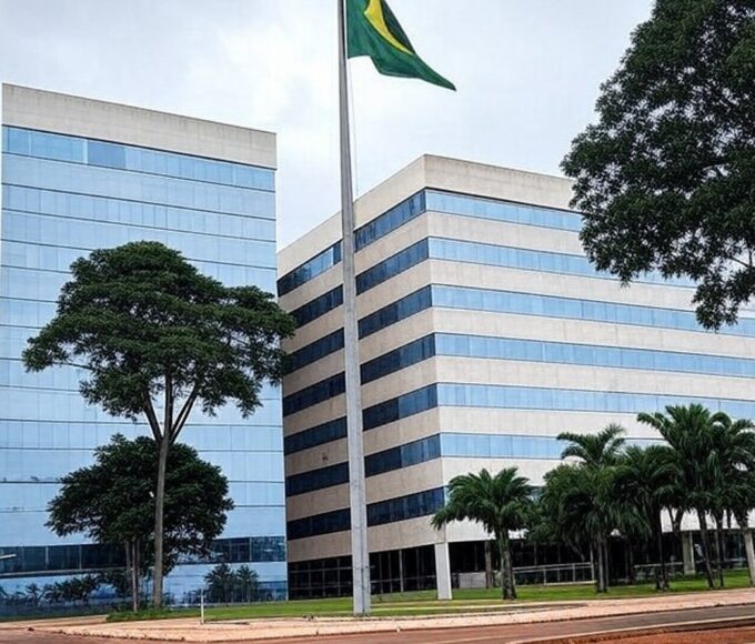 Fachada do Tribunal de Justiça do Distrito Federal em Brasília com bandeiras a meio mastro, simbolizando luto.