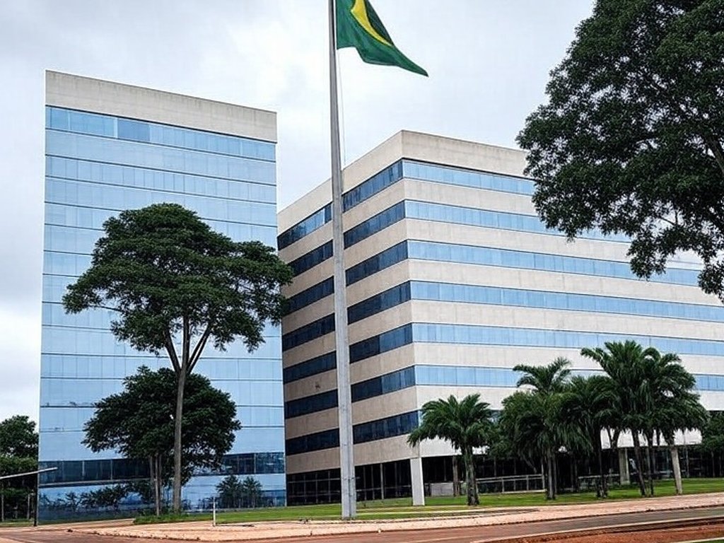 Fachada do Tribunal de Justiça do Distrito Federal em Brasília com bandeiras a meio mastro, simbolizando luto.