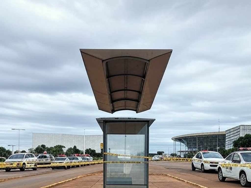 Parada de ônibus isolada com fita policial em Brasília, DF, cena de investigação sem pessoas.