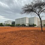Área urbana em Brasília com arborização insuficiente, ilustrando atraso irreversível na política ambiental.