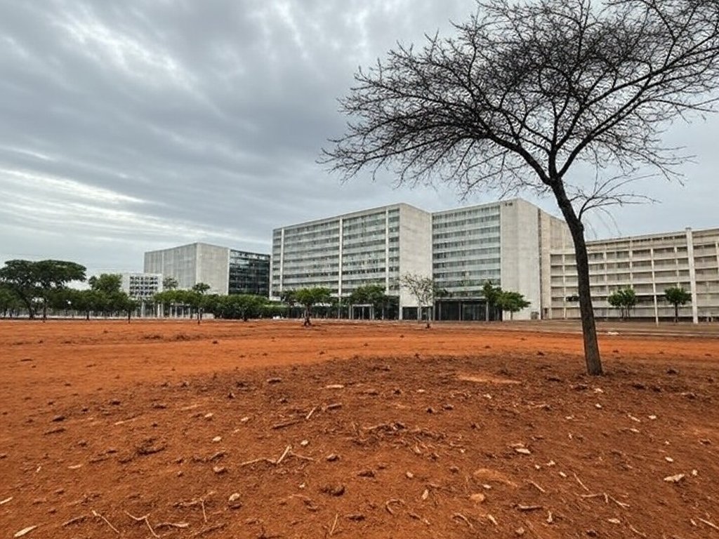 Área urbana em Brasília com arborização insuficiente, ilustrando atraso irreversível na política ambiental.