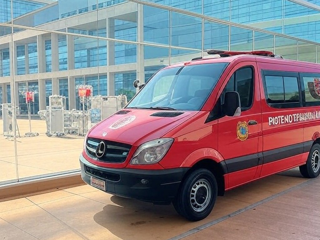 Veículo dos bombeiros do DF em frente a centro de doação de sangue em Brasília, apelando por doações urgentes.