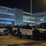 Viaturas da Polícia do DF em rua de Brasília com cabos furtados e equipamentos de mineração ilegal de criptoativos.