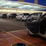Aeroporto de Brasília com veículos estacionados e tornozeleira eletrônica quebrada, expondo falhas no monitoramento de furtos.