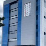 Edifício da Polícia Civil do DF com elementos eleitorais simbólicos para 2026, em Brasília.