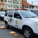 Viaturas da PCDF em rua de Ceilândia durante operação contra tráfico de drogas, expondo falhas no combate ao crime.