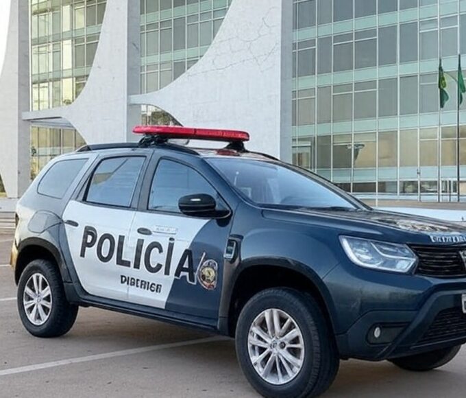 Viatura da Polícia do DF em frente a abrigo em Brasília, expondo falhas no sistema de proteção a adolescentes.