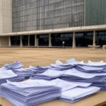 Estação de tratamento de água da Caesb no DF, destacando estruturas e tubulações com tom de insuficiência em Brasília.