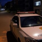 Viatura da polícia em rua do Lago Norte, Brasília, revelando brechas na segurança contra furtos.