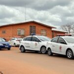 Viaturas da polícia em operação contra tráfico em rua de Sobradinho II, Brasília, revelando falhas no combate ao narcotráfico.