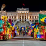 Avenida de desfile de samba no carnaval brasileiro com alegorias coloridas e elementos culturais, sem pessoas.
