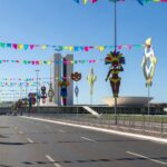 Viaturas da Polícia Militar reforçando segurança em rua de Brasília para eventos de Carnaval no DF.