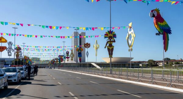 Viaturas da Polícia Militar reforçando segurança em rua de Brasília para eventos de Carnaval no DF.