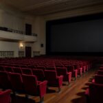 Cinema antigo em São Paulo com luzes fracas em luto pela morte de Robert Duvall, astro de O Poderoso Chefão.