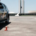 Viatura da PMDF na Esplanada dos Ministérios em Brasília com lata de spray de pimenta no chão, ilustrando incidente com deputado.
