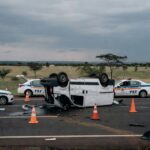 Acidente com van clandestina na BR-020 em Planaltina, mostrando veículo tombado e veículos de emergência, sem pessoas.