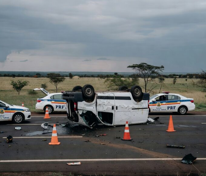 Acidente com van clandestina na BR-020 em Planaltina, mostrando veículo tombado e veículos de emergência, sem pessoas.