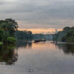 Hidrovia no rio Tapajós, Amazônia, após revogação de decreto de privatização por protestos indígenas.
