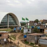 Bairro de Recanto das Emas com casas precárias, ilustrando crise habitacional no Distrito Federal.
