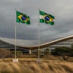 Sala de reuniões vazia na Câmara Legislativa do DF, com documentos e sombras sugerindo falta de transparência em reunião com presidente do BRB.