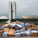 Pilhas de documentos e notas de real em escritório governamental em Brasília, representando falta de transparência na aprovação de R$ 15 milhões para Ceasa.