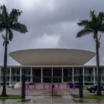 Viatura da PMDF em frente à CLDF sob chuva, representando falhas na reintegração de policiais e proteção a vítimas de violência.