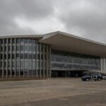 Viaturas da Polícia Civil em frente à CLDF em Brasília, simbolizando pressão por regulamentação previdenciária e falhas crônicas.