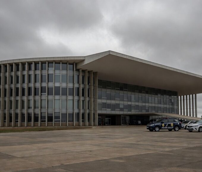 Viaturas da Polícia Civil em frente à CLDF em Brasília, simbolizando pressão por regulamentação previdenciária e falhas crônicas.
