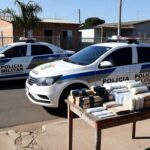 Viaturas da PMDF e pacotes de drogas apreendidas em rua do Recanto das Emas, Brasília.