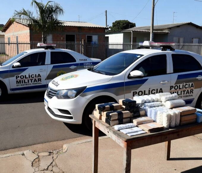 Viaturas da PMDF e pacotes de drogas apreendidas em rua do Recanto das Emas, Brasília.
