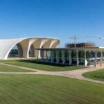 Campus universitário moderno em Brasília, representando o crescimento de matrículas na UnDF e impulso à educação superior no DF.