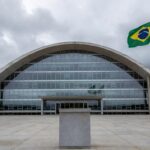 Edifício da CLDF em Brasília sob céu nublado, representando críticas a título honorário concedido a juiz.