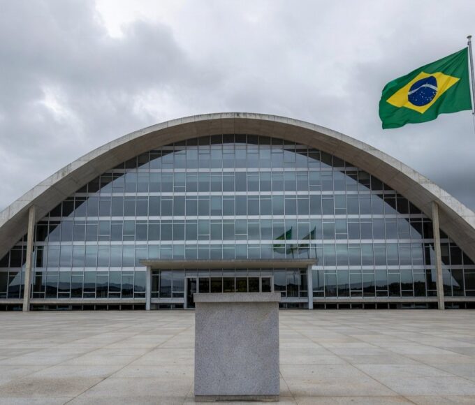 Edifício da CLDF em Brasília sob céu nublado, representando críticas a título honorário concedido a juiz.