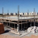 Cena de obra no Gama, DF, com laje desabada e entulhos, em estilo fotojornalístico realista.