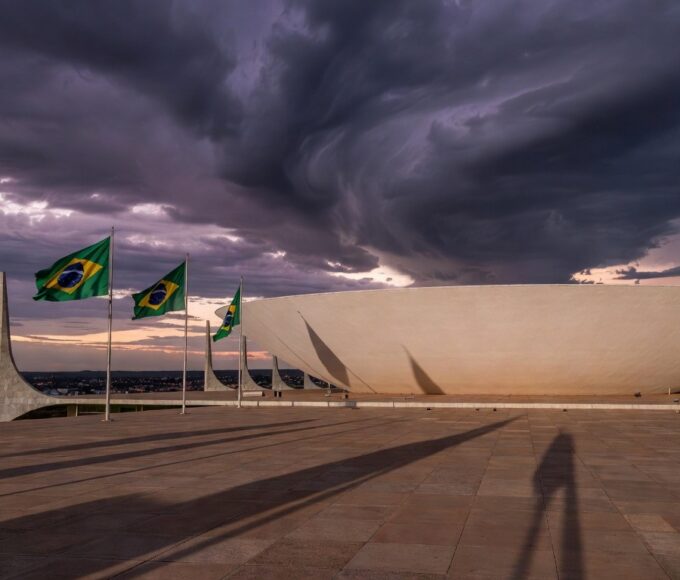 Edifício da CLDF em Brasília sob críticas por falta de transparência no Prêmio Marielle Franco.