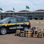 Viaturas da Polícia Federal no Aeroporto de Brasília com pacotes de metanfetamina em operação de prisão por tráfico de drogas.