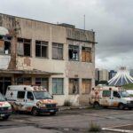 Hospital público e delegacia deteriorados em Brasília, representando falhas na saúde e segurança do DF.