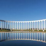 Fachada do Palácio do Itamaraty em Brasília, com bandeiras do Brasil, representando alerta sobre ingerência em eleições.
