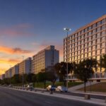 Hotéis em Brasília com viaturas policiais, representando ampliação da Área de Segurança Especial nos setores hoteleiros.