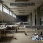 Edifício da CLDF em Brasília com fitas zebradas de doenças raras, sob céu nublado, simbolizando críticas de negligência.