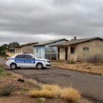 Cena de crime isolada pela polícia no DF, com fita de isolamento e viaturas, representando caso de homicídio e ocultação de cadáver.