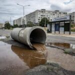 Prédio da Caesb em Brasília, simbolizando inscrições para estagiários amid desemprego juvenil e barreiras de acesso.